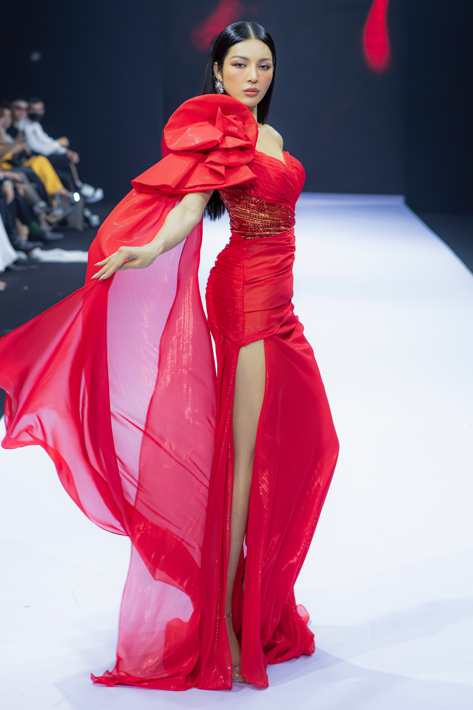 Thí sinh Hoa hậu Hoàn vũ 2022 quyến rũ với "Giai nhân" - ảnh 1