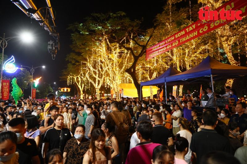 Người dân nô  nức đổ về Thành cổ