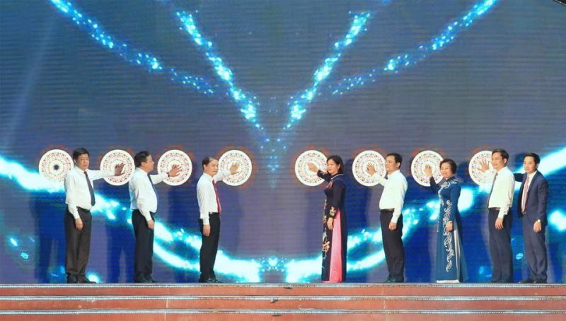 Các đồng chí lãnh đạo Trung ương, TP Hà Nội thực hiện nghi thức khai mạc năm Du lịch Sơn Tây - Xứ Đoài và khai trương tuyến phố đi bộ Thành cổ Sơn Tây