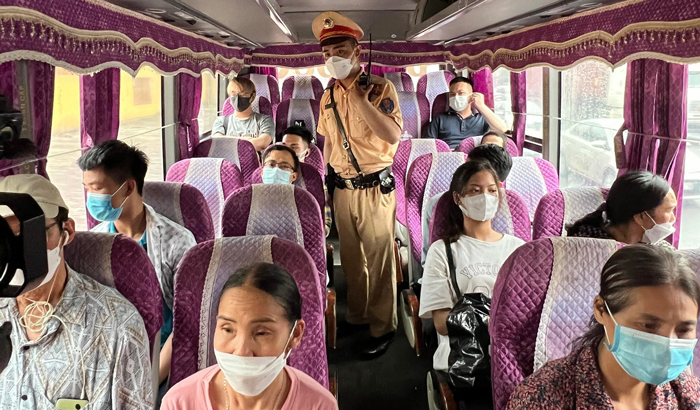 Kiểm tra xe chở qu&aacute; người quy định tr&ecirc;n địa b&agrave;n H&agrave; Nội.