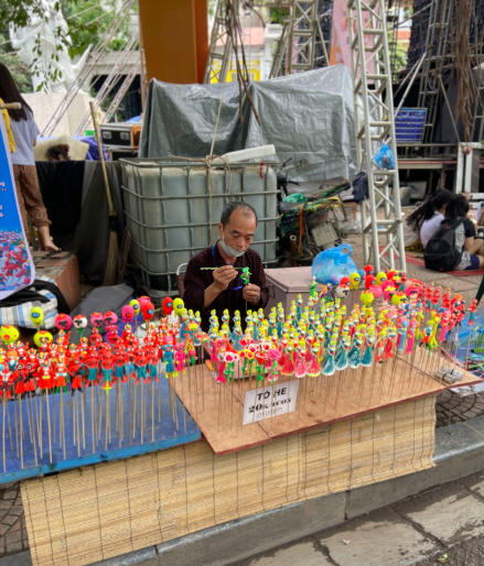 Những nghệ nhân làm tò he ở phố đi bộ, quảng bá văn hoá truyền thống.