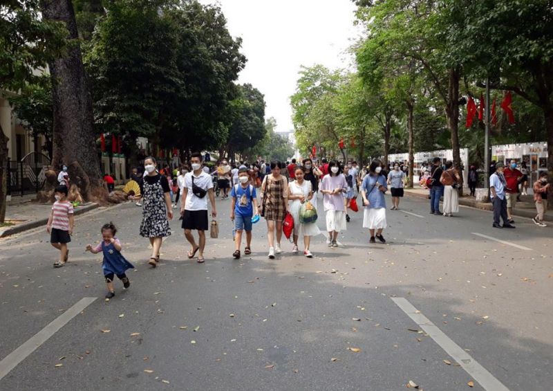 Khách du lịch trên phố đi bộ Hoàn Kiếm trong kỳ nghỉ lễ 30/4