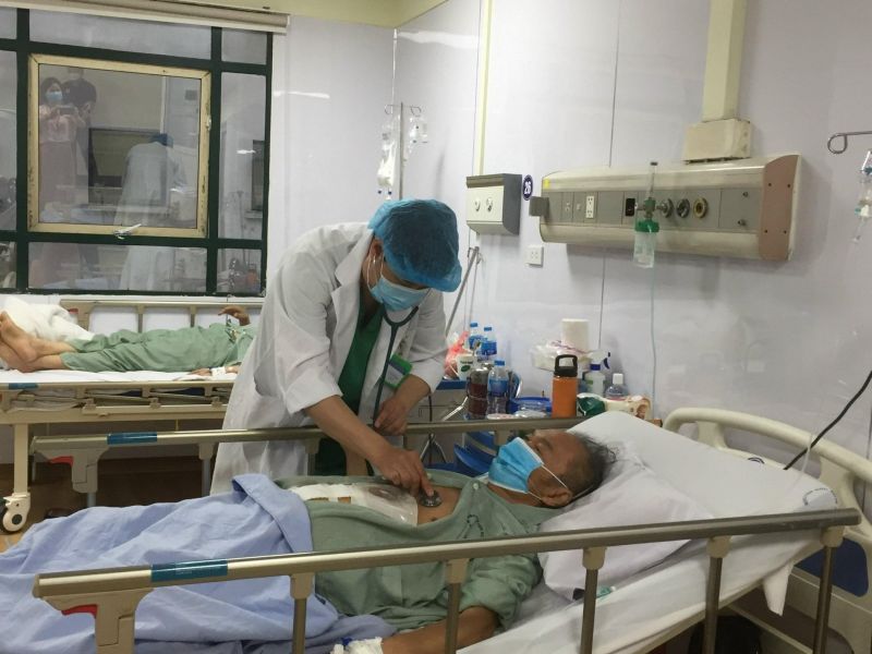 B&aacute;c sĩ BV Hữu Nghị kiểm tra sức khoẻ cho bệnh nh&acirc;n