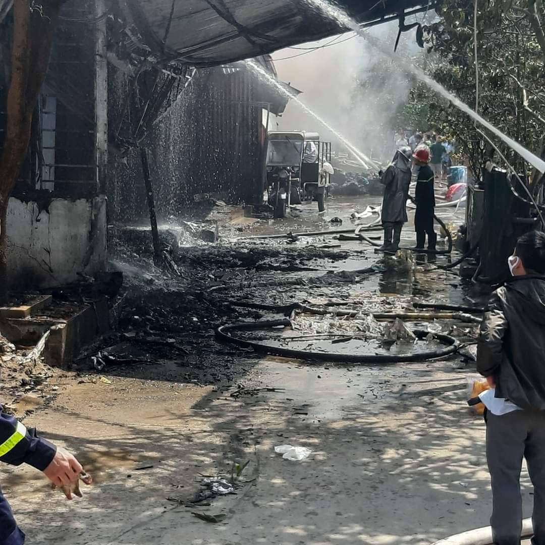 Lực lượng cảnh sát phòng cháy chữa cháy và công an địa phương, dân phòng đã dập tắt đám cháy sau 1 giờ