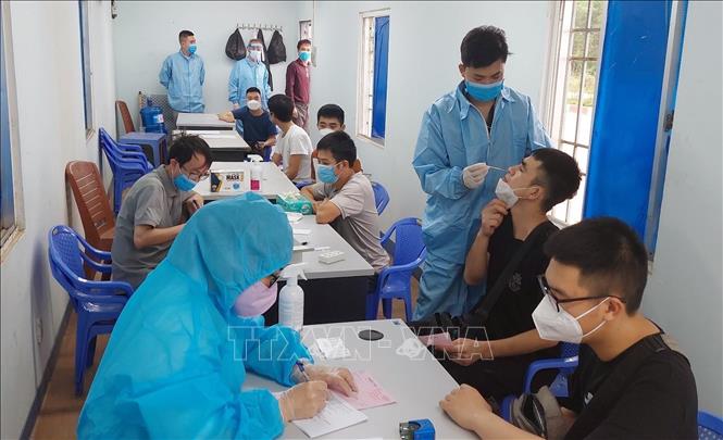 Xét nghiệm COVID-19 tại khu vực làm thủ tục xuất nhập khẩu, xuất nhập cảnh cửa khẩu Bắc Luân 2 (thuộc Cửa khẩu quốc tế Móng Cái, tỉnh Quảng Ninh). Ảnh minh họa: Văn Đức/ TTXVN Xét nghiệm COVID-19 tại khu vực làm thủ tục xuất nhập khẩu, xuất nhập cảnh cửa khẩu Bắc Luân 2 (thuộc Cửa khẩu quốc tế Móng Cái, tỉnh Quảng Ninh). Ảnh minh họa: Văn Đức/ TTXVN