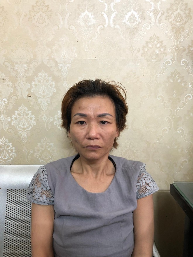 'Nữ quái' 10 tiền án móc túi du khách ở phố đi bộThứ hai, 02/05/2022 | 19:04Từng 'sở hữu' 10 tiền án về tội trộm cắp tài sản, 'nữ quái' Nguyễn Khả Hoa tiếp tục hành nghề '2 ngón' ở khu phố đi bộ quận Hoàn Kiếm (Hà Nội). Tuy nhiên, đối tượng đã bị lực lượng Công an theo dõi bắt giữ sau khi móc trộm chiếc điện thoại của một nữ du khách.Khởi tố nhóm cướp giật táo tợn có nhiều tiền ánKẻ buôn heroin, chuyên theo dõi ngược công an sa lướiVừa ra tù lại tiếp tục gây ánNam thanh niên 'đánh' xe tải đi trộm cắp ở trụ sở Sở GD-ĐT, UBND huyệnCó 3 tiền án vẫn cầm đầu đường dây đưa ma tuý từ Tây Bắc về Hà NộiADVERTISINGX'Nữ quái' Nguyễn Khả Hoa cùng tang vật liên quan đến các vụ trộm cắp tài sản.