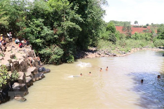 Mùa hè, trẻ em thường ra sông, suối tắm, không có sự quản lý của gia đình là một trong những nguy cơ cao dẫn đến đuối nước. (Ảnh: Hồng Điệp/TTXVN) Mùa hè, trẻ em thường ra sông, suối tắm, không có sự quản lý của gia đình là một trong những nguy cơ cao dẫn đến đuối nước. (Ảnh: Hồng Điệp/TTXVN)