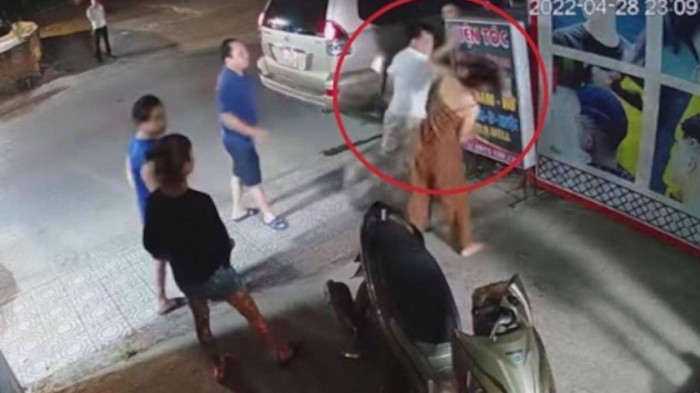 Hình ảnh Phó trưởng Công an đánh phụ nữ. Ảnh cắt từ clip Hình ảnh Phó trưởng Công an đánh phụ nữ. Ảnh cắt từ clip