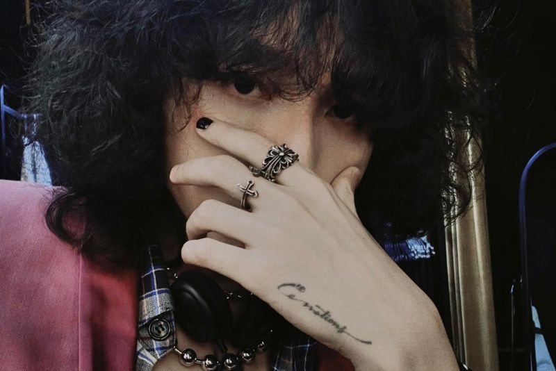 Ca sĩ Sơn Tùng trong hình ảnh chàng trai cô đơn ở MV bị gỡ bỏ  	Ảnh: Inter