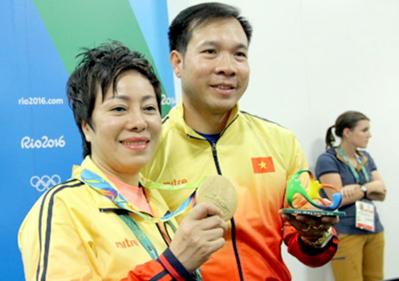 HLV Nguyễn Thị Nhung và xạ thủ Hoàng Xuân Vinh 	Ảnh: NM