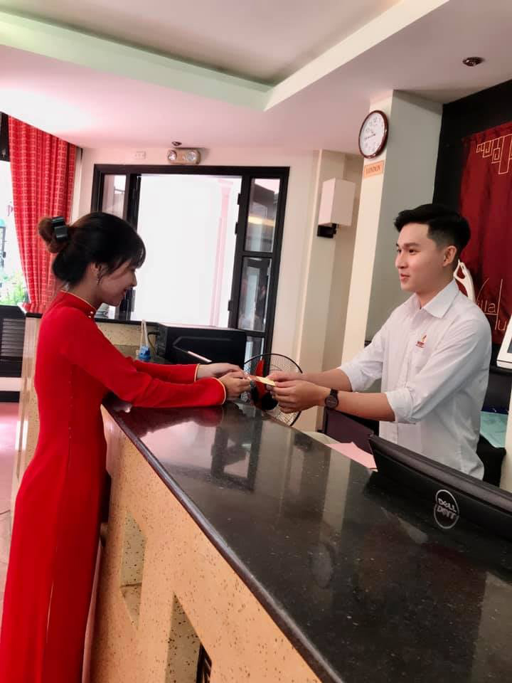 Sinh viên trường cao đẳng Du lịch Huế trong giờ thực hành	ảnh: Huetc