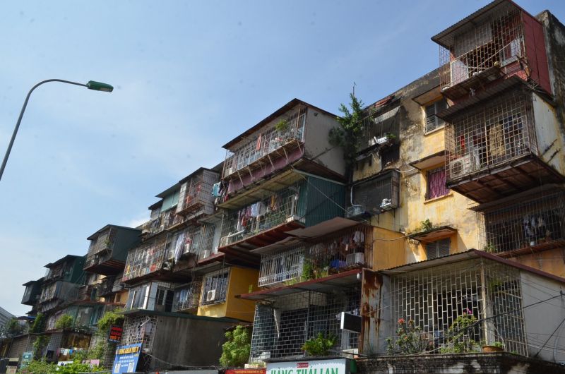 Hàng loạt các lồng sắt “chuồng cọp” nhô ra gây mất an toàn tại Khu tập thể Thành Công (Ba Đình, Hà Nội)	Ảnh: C.Ngọc Hàng loạt các lồng sắt “chuồng cọp” nhô ra gây mất an toàn tại Khu tập thể Thành Công (Ba Đình, Hà Nội)	Ảnh: C.Ngọc