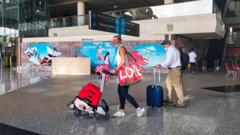 Khách du lịch nước ngoài đến Sân bay Quốc tế I Gusti Ngurah Rai ở Bali vào ngày đầu tiên của chính sách du lịch không kiểm dịch 	Ảnh: Reuters