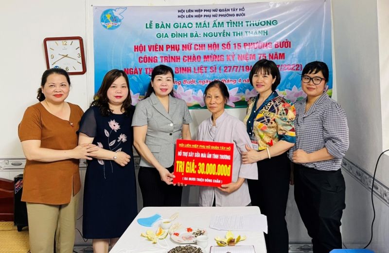 Hội Liên hiệp Phụ nữ quận Tây Hồ hỗ trợ xây sửa mái ấm tình thương cho bà Thành