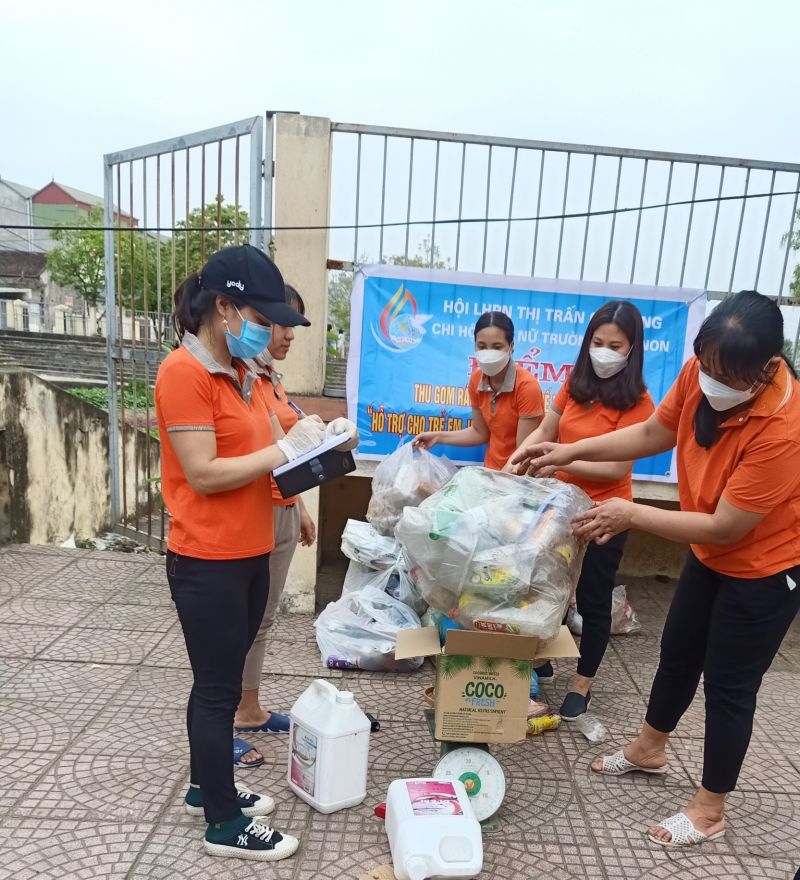 Chị em cán bộ hội viên phụ nữ huyện Mê Linh tích cực tham gia mô hình “Điểm nhân ái” gây quỹ giúp phụ nữ và trẻ em khó khăn