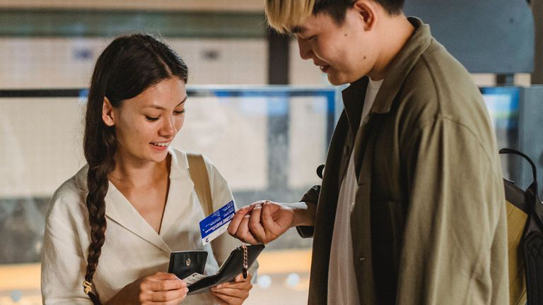 Trong hôn nhân, vợ chồng ứng xử văn minh với vấn đề tiền bạc thì sẽ hạnh phúc    	  ảnh minh họa Trong hôn nhân, vợ chồng ứng xử văn minh với vấn đề tiền bạc thì sẽ hạnh phúc    	  ảnh minh họa