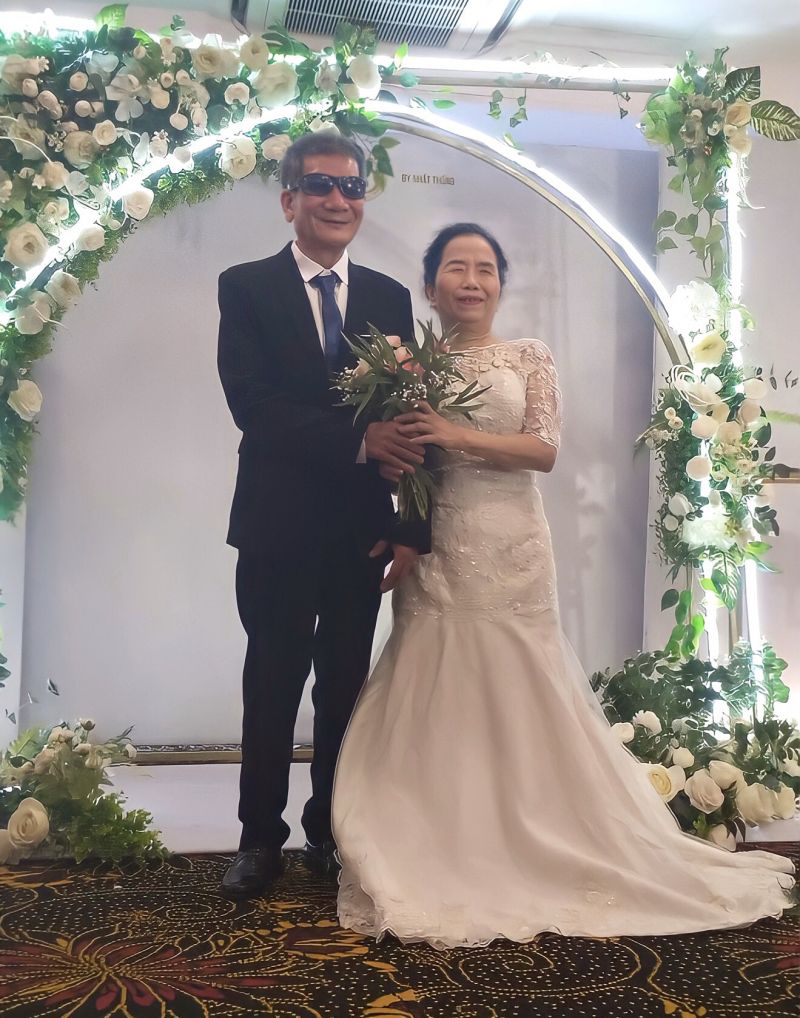 Vợ chồng ông Bùi Doãn Thụ và 20 cặp vợ chồng khiếm thị khác được Hội Người mù TP Hà Nội tổ chức đám cưới tập thể (năm 2019)	Ảnh: NVCC