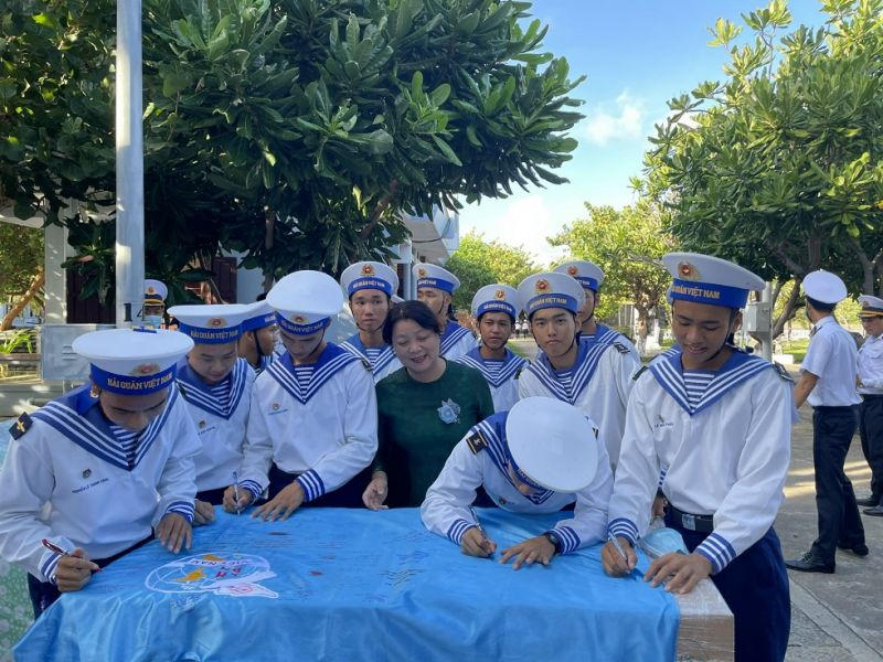 Cán bộ chiến sĩ Đảo Trường Sa Lớn ký vào lá cờ Hội LHPN Việt Nam