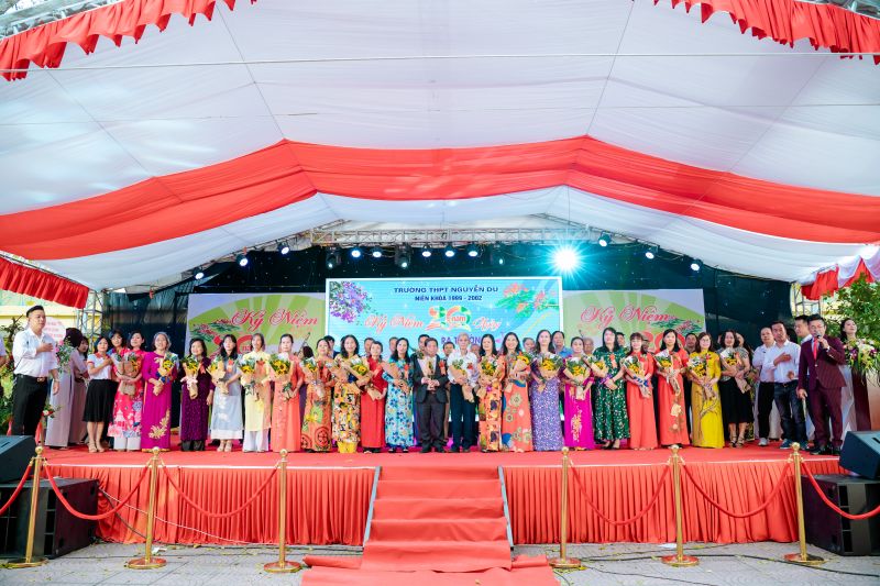 20 năm khóa học sinh năm xưa mới có dịp tri ân thầy cô