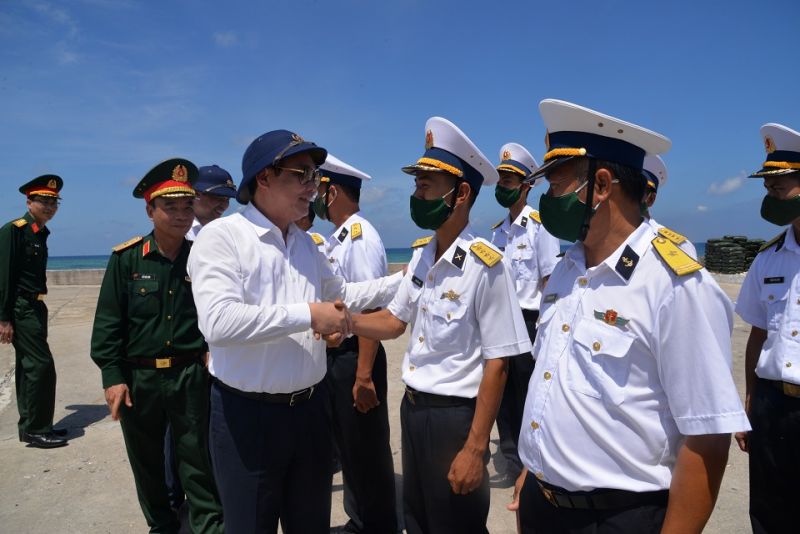 Đồng chí Lê Hồng Sơn - PCT Thường trực UBND TP Hà Nội động viên cán bộ chiến sĩ trên đảo Song Tử Tây