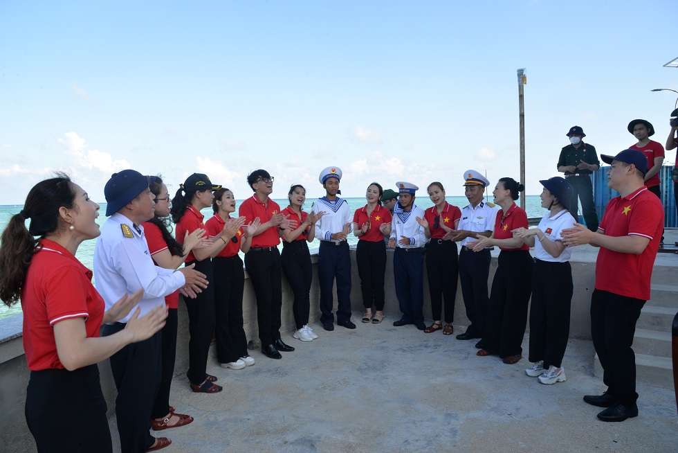 Giao lưu văn hoá, văn nghệ với cán bộ, chiến sĩ đảo Đá Nam