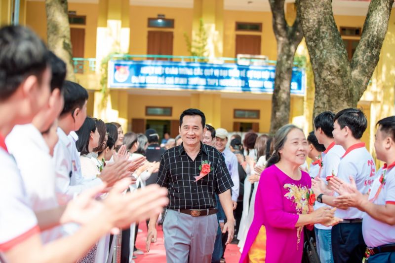 Học sinh hân hoan chào đón thầy cô trong ngày vui