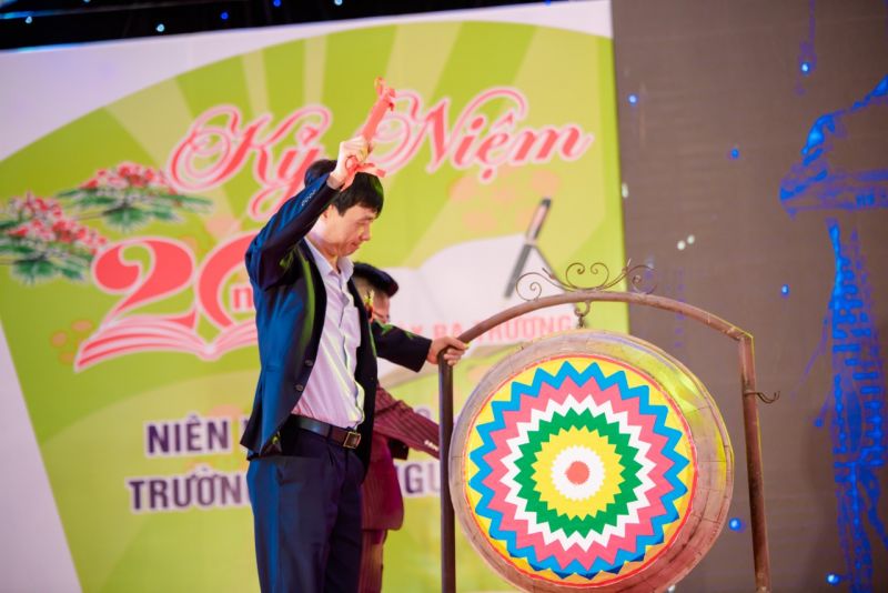 Tiếng trống trường của thầy Hiệu trưởng vang vọng, khiến ai ai cũng nhớ những buổi chào cờ