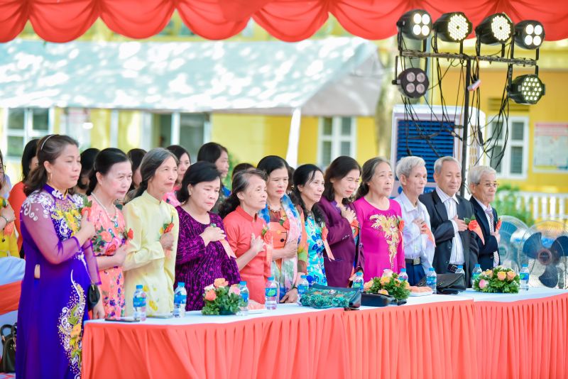 Giọt nước mắt thầy và trò tuôn rơi khi những đồng nghiệp, thầy cô không chờ được đến ngày lứa học trờ năm xưa tựu trường