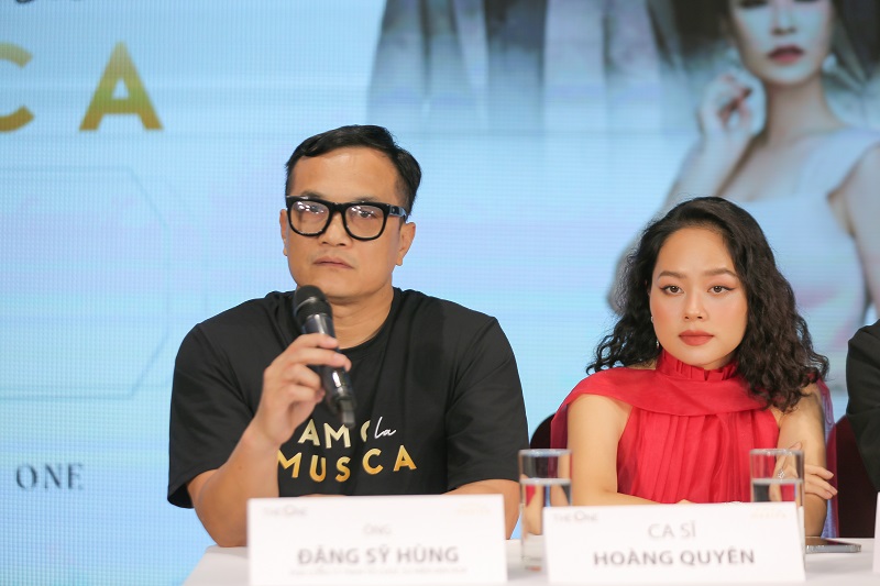 Ông Đặng Sỹ Hùng (bìa trái) tại buổi gặp gỡ báo chí giới thiệu về chương trình