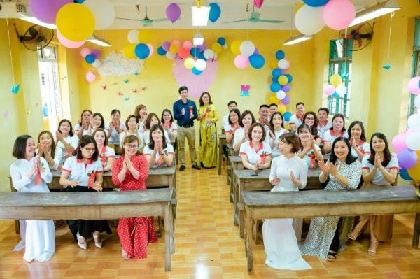 Thầy cô, bạn bè bên lớp học xưa đây rồi