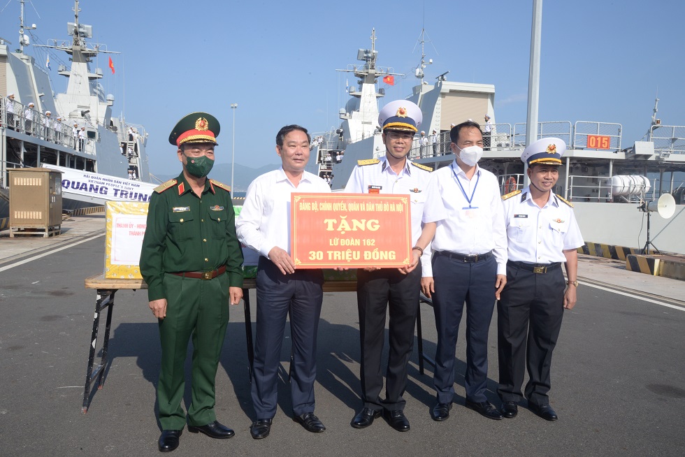 Đồng chí Lê Hồng Sơn, Phó Chủ tịch Thường trực UBND TP Hà Nội tặng quà Lữ đoàn 162