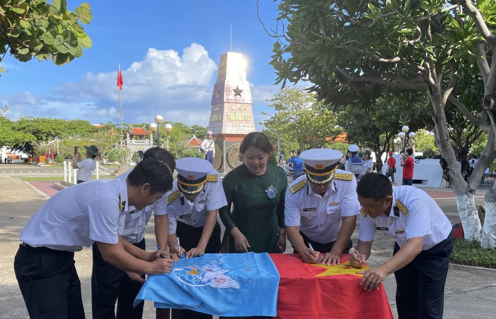 Cán bộ, chiến sĩ đảo Trường Sa trân trọng ký và viết lưu niệm lên lá cờ Tổ quốc và cờ Hội LHPN Việt Nam