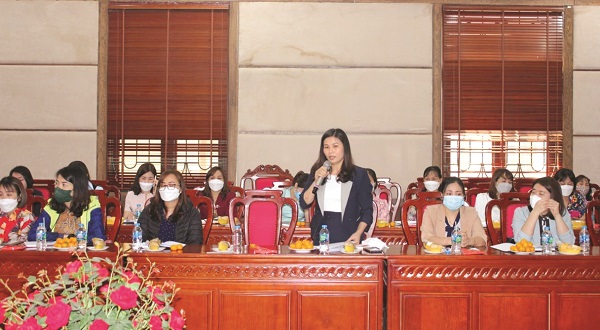 Các cấp Hội PN tham gia chia sẻ những mô hình hiệu quả trong tuyên truyền pháp luật cho chị em phụ nữ và người dân 	Ảnh: T.T Các cấp Hội PN tham gia chia sẻ những mô hình hiệu quả trong tuyên truyền pháp luật cho chị em phụ nữ và người dân 	Ảnh: T.T