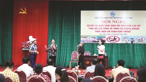 Buổi sinh hoạt CLB “Phụ nữ lên tiếng uống có trách nhiệm thực hiện An toàn giao thông” Ảnh: HPN Buổi sinh hoạt CLB “Phụ nữ lên tiếng uống có trách nhiệm thực hiện An toàn giao thông” Ảnh: HPN