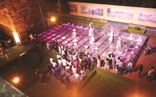 Không gian cổ kính và trầm mặc của khu di tích với điệu múa cổ được tái hiện trong tour đêm