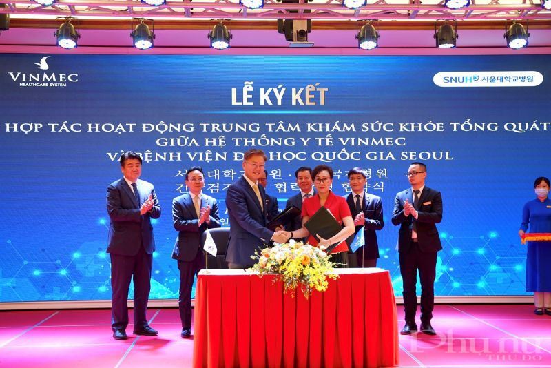 Bà Lê Thúy Anh – Tổng giám đốc Hệ thống Y tế Vinmec và Ông Kim Yon Su – Chủ tịch kiêm TGĐ Bệnh viện Đại học Bệnh viện Đại học Quốc gia Seoul đại diện 2 bên ký kết hợp tác dưới sự chứng kiến của Ngài Park Noh Wan – Đại sứ Hàn Quốc tại Việt Nam. Bà Lê Thúy Anh – Tổng giám đốc Hệ thống Y tế Vinmec và Ông Kim Yon Su – Chủ tịch kiêm TGĐ Bệnh viện Đại học Bệnh viện Đại học Quốc gia Seoul đại diện 2 bên ký kết hợp tác dưới sự chứng kiến của Ngài Park Noh Wan – Đại sứ Hàn Quốc tại Việt Nam.