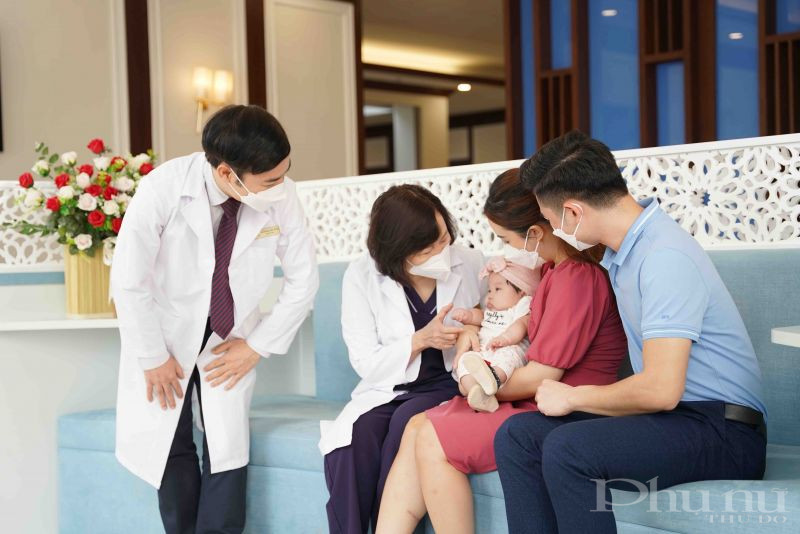 Ngài Park Noh Wan – Đại sứ Hàn Quốc tại Việt Nam và Ban lãnh đạo Bệnh viện Đại học Quốc gia Seoul tham quan khu vực khám sức khỏe tổng quát cao cấp của Bệnh viện ĐKQT Vinmec Times City (Hà Nội). Ngài Park Noh Wan – Đại sứ Hàn Quốc tại Việt Nam và Ban lãnh đạo Bệnh viện Đại học Quốc gia Seoul tham quan khu vực khám sức khỏe tổng quát cao cấp của Bệnh viện ĐKQT Vinmec Times City (Hà Nội).