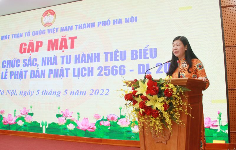 Chủ tịch Ủy ban MTTQ Việt Nam TP Hà Nội Nguyễn Lan Hương phát biểu tại buổi gặp mặt