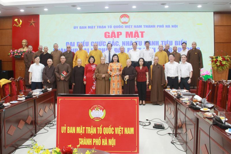 Các đại biểu chụp ảnh lưu niệm