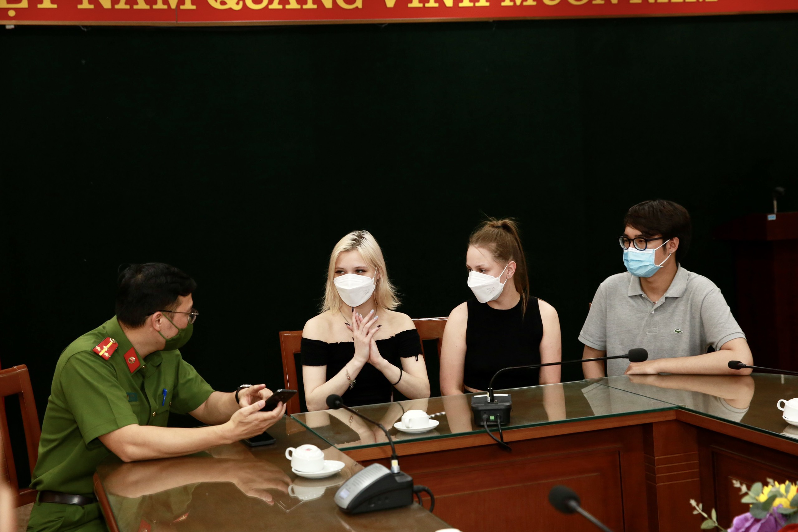 Hai nữ du khách nhận lại tài sản của mình tại trụ sở cơ quan công an quận Hoàn Kiếm Hai nữ du khách nhận lại tài sản của mình tại trụ sở cơ quan công an quận Hoàn Kiếm