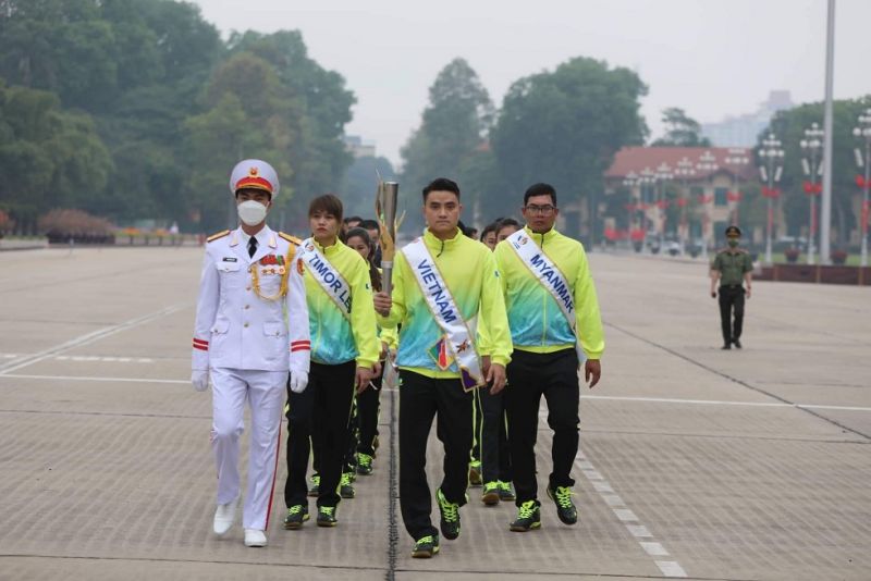 Đoàn vận động viên tiến vào lăng Bác