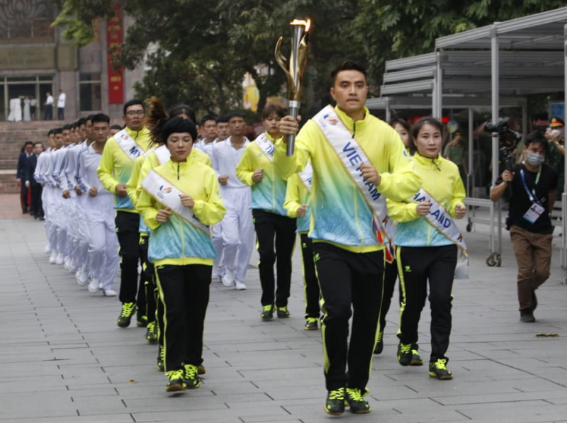 11 vận động viên tiêu biểu của đoàn thể thao Việt Nam gồm Vũ Thành An (đấu kiếm), Đỗ Thị Ánh Nguyệt (bắn cung), Đặng Hồng Hà (bắn súng), Bùi Thị Thu Thảo (điền kinh), Bùi Yến Ly (muay), Nguyễn Thị Tâm (quyền anh), Vũ Tiến Dũng (pencak silat), Chu Hoàng Diệu Linh (taekwondo), Nguyễn Thị Hà Thanh (thể dục dụng cụ), Nguyễn Thị Lụa (vật) và Dương Thúy Vi (wushu); tượng trưng cho 11 nước tham dự SEA Games 31 thực hiện nghi lễ.