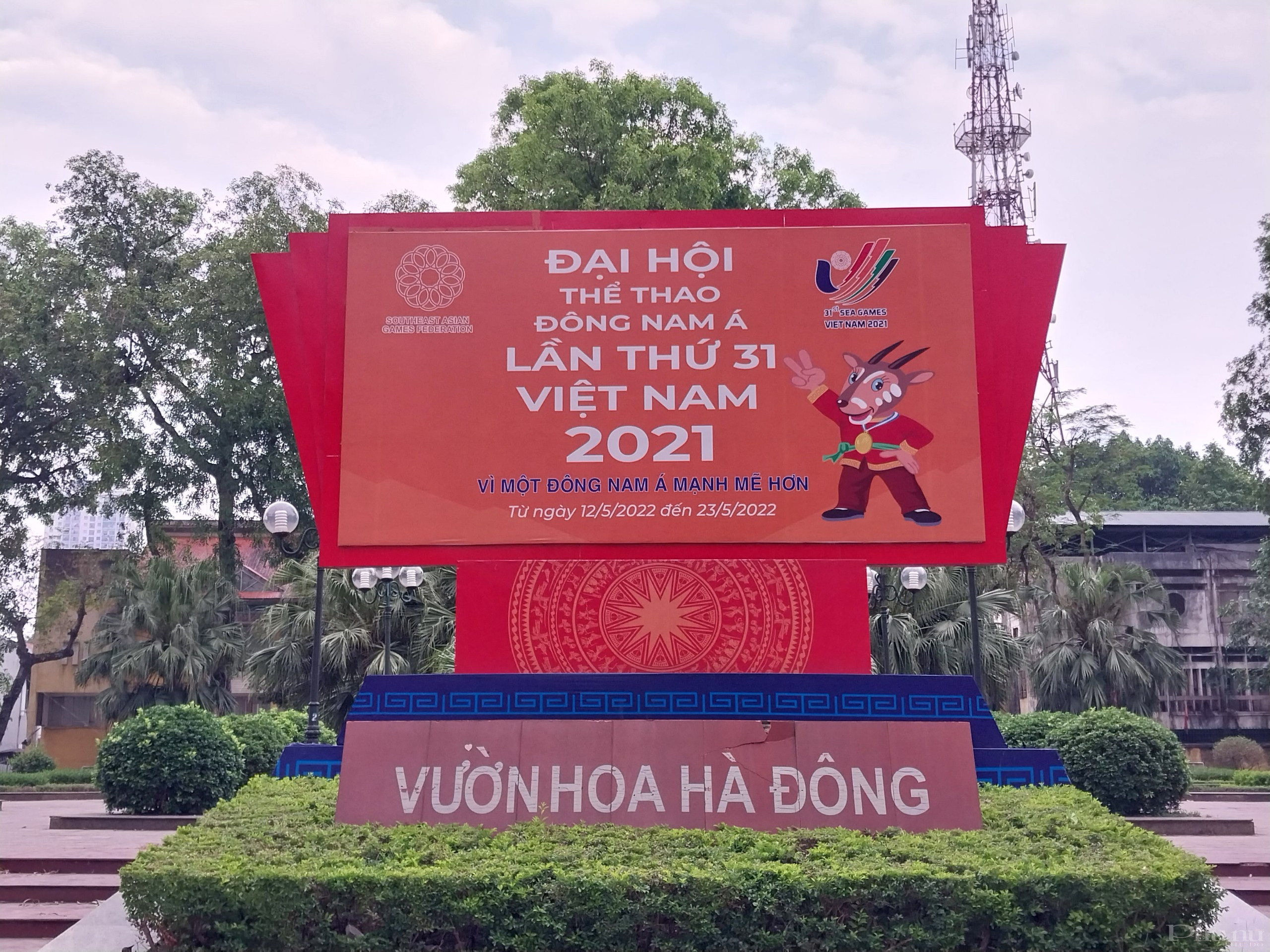 Khu vực vườn hoa Hà Đông cũng trang hoàng rực rỡ đón chào SEA Games 31