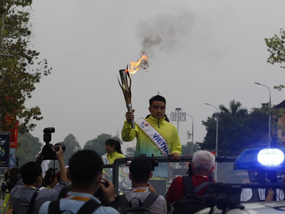 Kiếm thủ Vũ Thành An đại diện cho các vận động viên cầm đuốc đi đầu rước lửa về sân vận động Mỹ Đình.