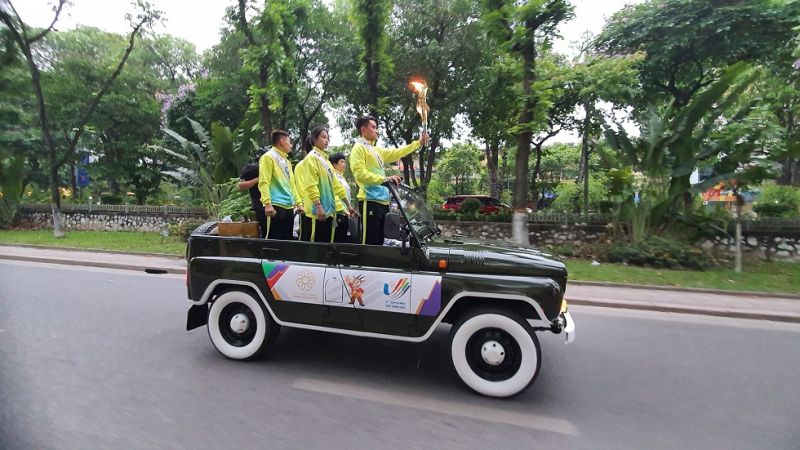 Các vận động viên rước đuốc từ Bảo tàng Hồ Chí Minh đến sân Mỹ Đình