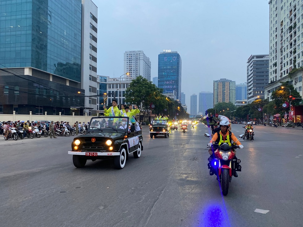 Lễ diễu hành xin lửa với 2 ô tô mui trần chở 11 vận động viên tiêu biểu tượng trưng cho 11 nước tham dự SEA Games 31 đứng trên xe, trong đó có 1 vận động viên cầm đuốc thắp lửa, 31 xe mô tô phân khối lớn (tượng trưng cho SEA Games 31) có gắn cờ các nước, cờ SEA Games 31, cờ Liên đoàn Thể thao Đông Nam Á.