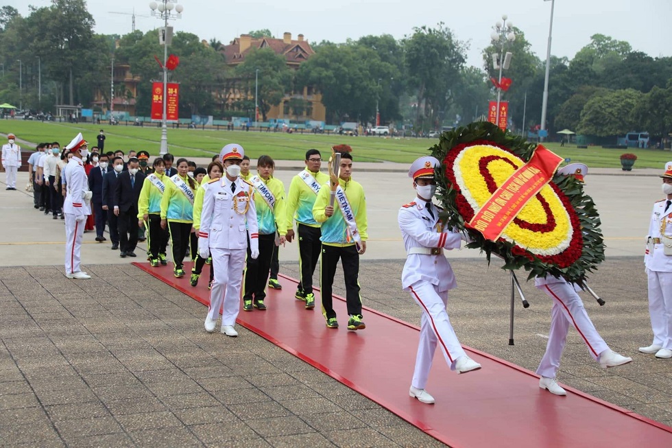 Đoàn thực hiện lễ xin lửa đã đặt lẵng hoa viếng Bác.