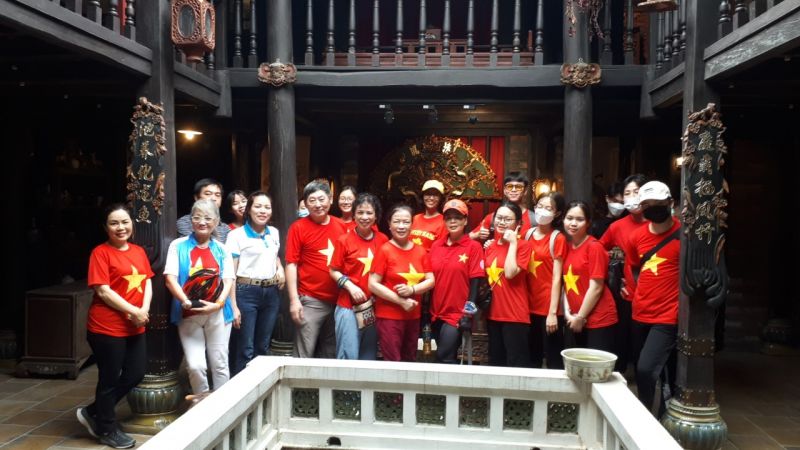 Du khách tham quan ngôi nhà cổ trong làng gốm Bát Tràng