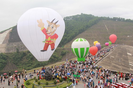Trình diễn bay khinh khí cầu "Cuộc dạo chơi của Sao La - Kỳ lân châu Á" chào mừng SEA Games 31 - ảnh 1