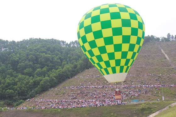 Trình diễn bay khinh khí cầu "Cuộc dạo chơi của Sao La - Kỳ lân châu Á" chào mừng SEA Games 31 - ảnh 8